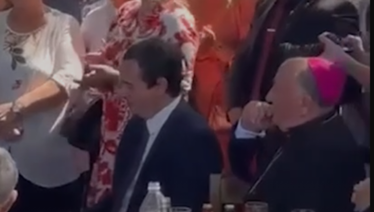 Kurti i shoqëruar nga Ipeshkvi Dodë Gjergji ia thotë këngës në një festë në Stubëll të Vitisë