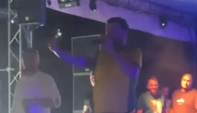 MC Kreshën e gjuajnë me shkrepëse, reperi e ndërpren koncertin