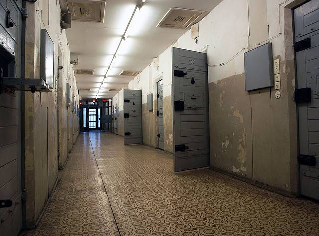 Rrahje në burgun e Dubravës, i burgosuri e sulmon fizikisht shokun e qelisë