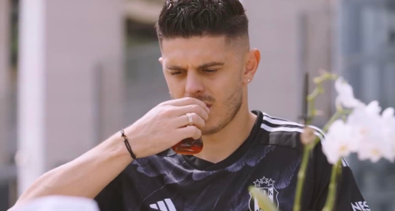Beshiktashi e prezanton me çaj Milot Rashicën (VIDEO)