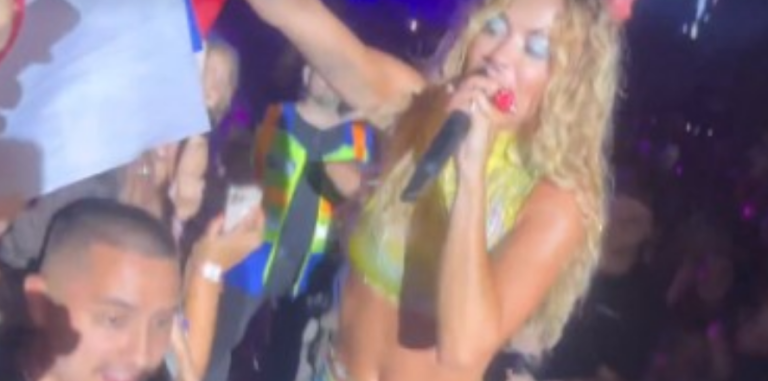 Pamje të reja: Rita Orës nuk iu dha flamuri serb, por e mori vetë