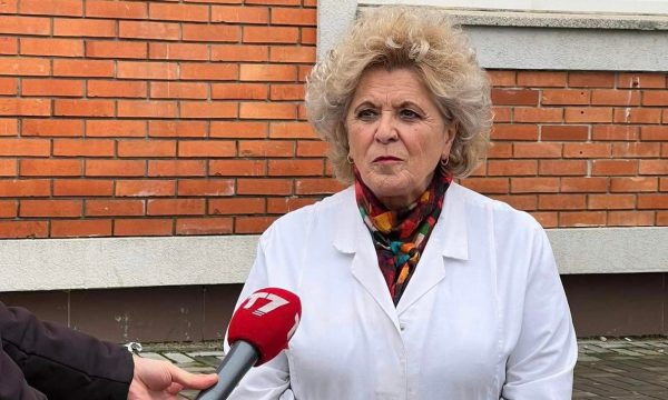 Drejtoresha e Spitalit të Mitrovicës: Serbi i plagosur niset për QKUK, një Polic i Kosovës po ekzaminohet