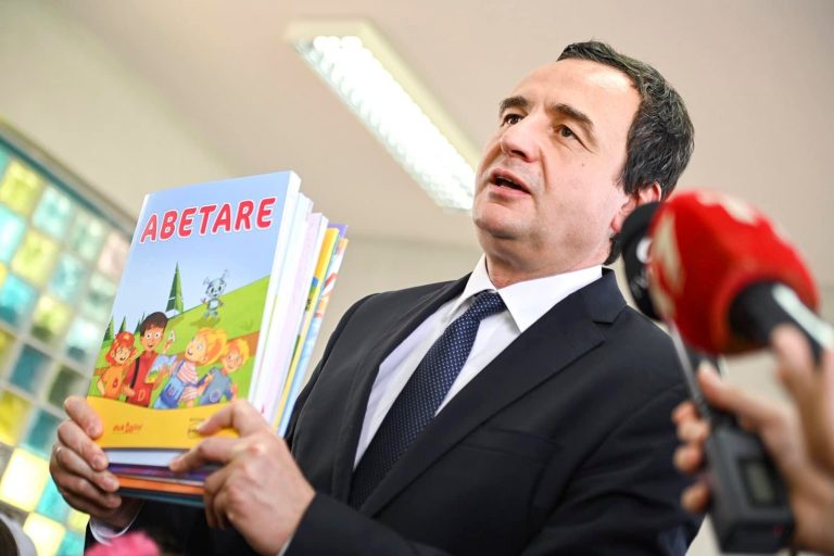 Kurti uron fillimin e vitit shkollorë, flet edhe për librat