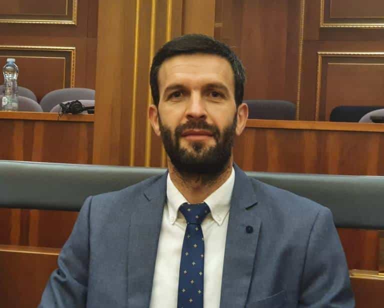 Rrahmani përplaset me Nagavcin në Kuvend për nxënësen me shami: A po keni frikë, a po kërcënoheni nga dikush