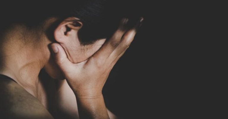 Vëllezërit dhe kunata rrahin keq 49-vjeçaren që shkoi për vizitë, mërgimtarja përfundon në spital