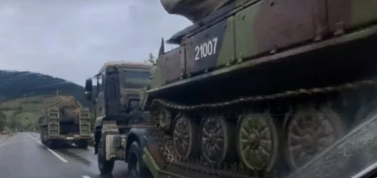 Regjimi i Vuçiqit transporton automjete të blinduara nga Kraleva në Rashkë