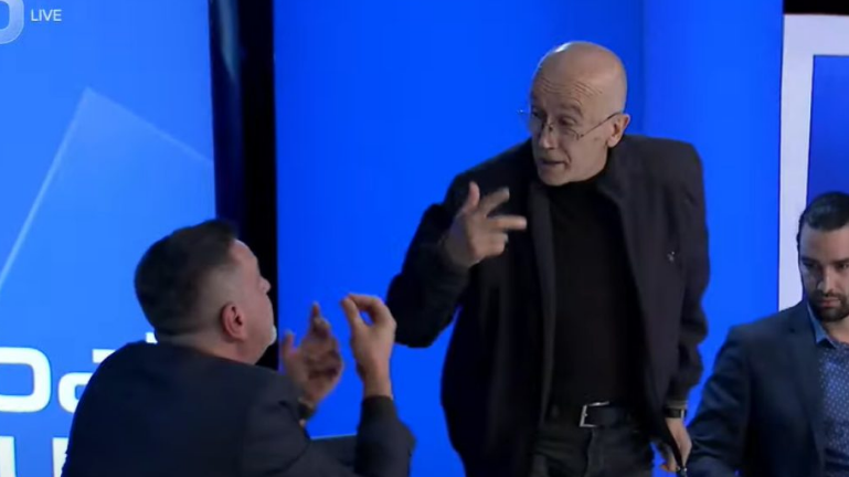 “Në fyt kam m’e shkelë”, “Dil nga studio”: Përplasje e madhe mes Astrit Gashi dhe Afrim Cakës pasi i tha “i ke fjalët e Serbisë”, ndërhyn Panduri