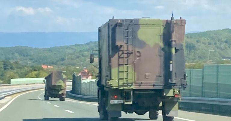 Vërehet lëvizja e një kolone ushtarake në jug të Serbisë