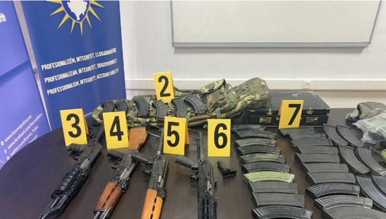 Policia tregon në detaje se sa armatim u konfiskua sot në një shtëpi në Zveçan