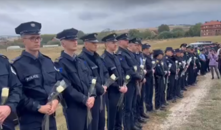 Varrimi i policit Afrim Bunjaku, Hovenier dhe Szunyog në ceremoni – kolegët në rend me lule