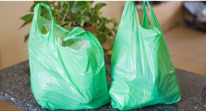 Ndalohet përdorimi i disa llojeve të qeseve të plastikës, disa bëhen me pagesë