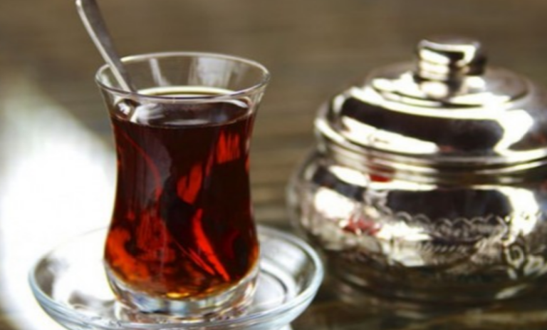 Çfarë ndodh me trupin tuaj kur pini çaj të zi për një muaj