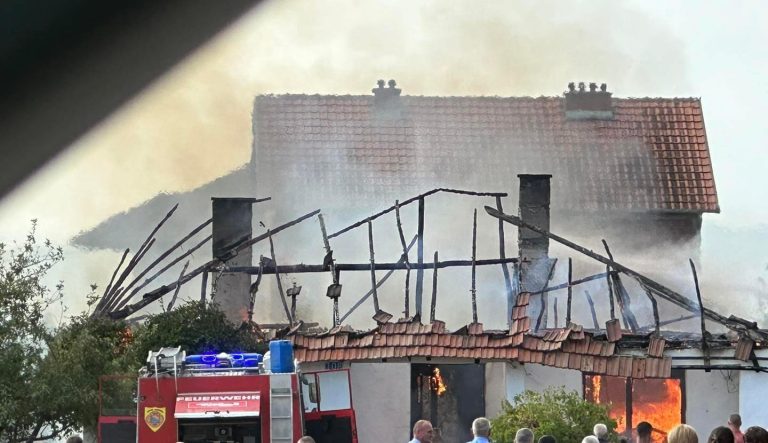 Përfshihet nga zjarri një shtëpi në Banjskë