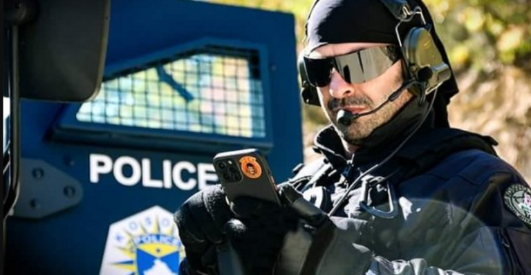 Policëve që veprojnë në veri u kërkohet të largohen nga rrjetet sociale