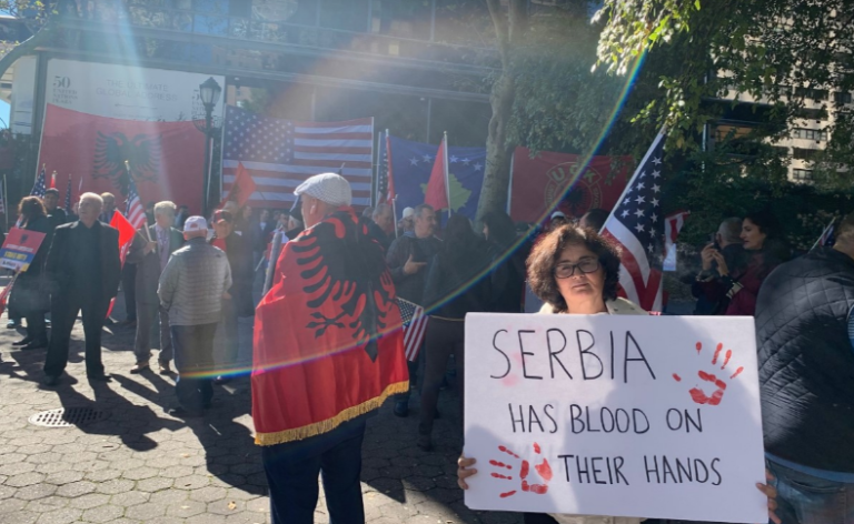 “Serbia i ka duart me gjak”, komuniteti shqiptaro-amerikan proteston para selisë së OKB-së në New York