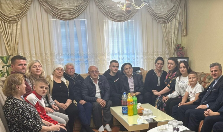 Kearns ndan fotografi nga vizita te familja e Afrim Bunjakut, tregon edhe për takimet tjera që pati në Kosovë