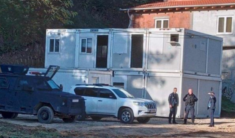 Zhvillime të reja në Zubin Potok, serbët mblidhen para stacionit të ri policor aty