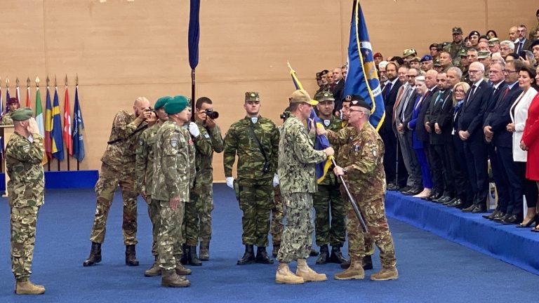Turqia e merr drejtimin e KFOR-it në Kosovë: Ristucca ia dorëzon komandën gjeneralit Ulutas
