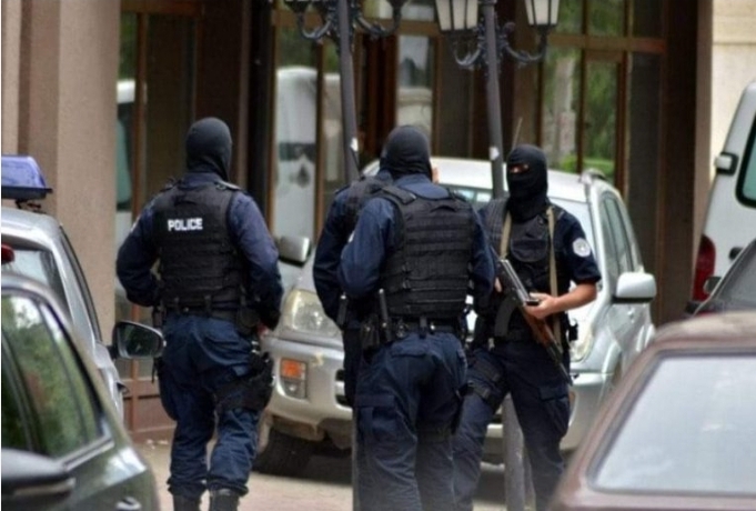 Policia e Kosovës arreston një serb në Bërnjak, kishte në veturë uniformë ushtarake e gjëra tjera që nxisin përçarje