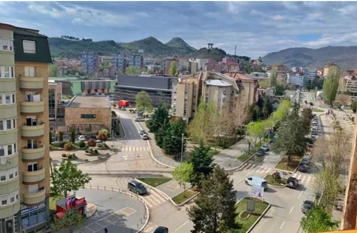 Pasi rrahet nga sigurimi i një marketi në Mitrovicë, konsumatori dëmton tetë dritare të objektit