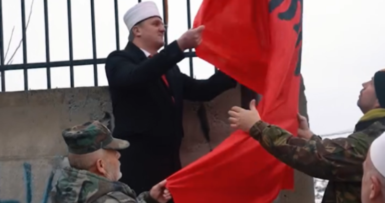 Në një xhami himni lëshohet në vend të ezanit, hoxha puth flamurin si Isë Boletini