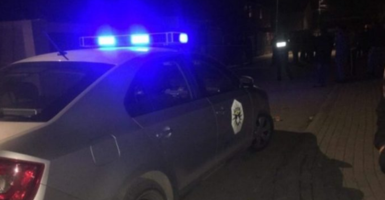E mitura në Mitrovicë sulmon fizikisht zyrtarin policor, shoqërohet në Polici