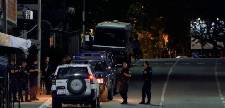 Incident në Leposaviq: Policia gjuan me armë në drejtim të veturës që tentoi t’i godas