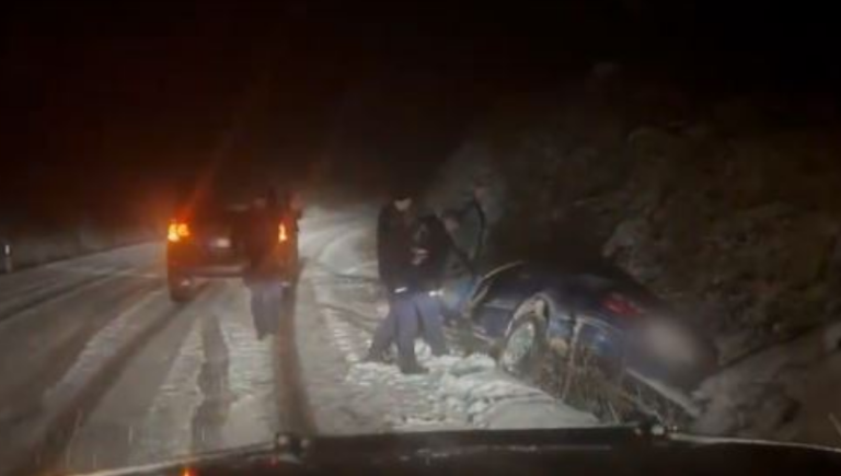EULEX shpëton një familje në veri, kishin rënë në një kanal – VIDEO