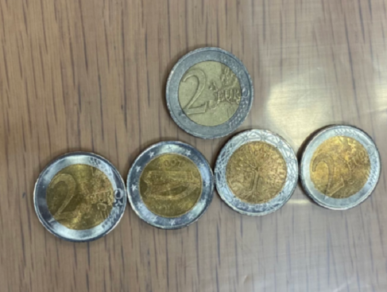 Problemi i 2 eurove fals: Këto janë 10 mënyrat se si mund t’i dalloni nga origjinalet