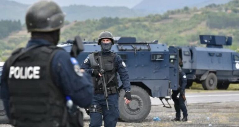 Policia arreston një person, tentoi të fuste armë ushtarake nga Merdarja në Kosovë në bagazh të autobusit (FOTO)