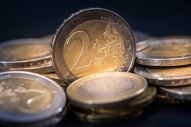 Tmerri nga 2 eurot false, klienti i TEB-it deponon rreth 12 mijë euro të falsifikuara