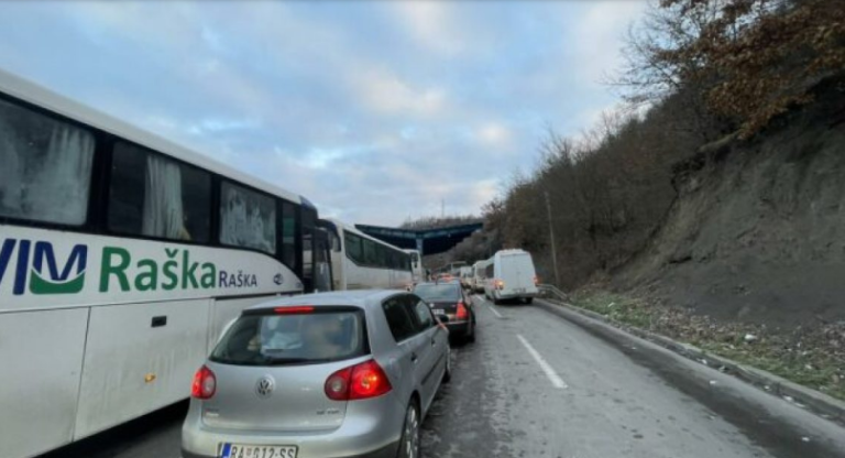 Serbët nisen nga veriu i Mitrovicës për të votuar në Serbi
