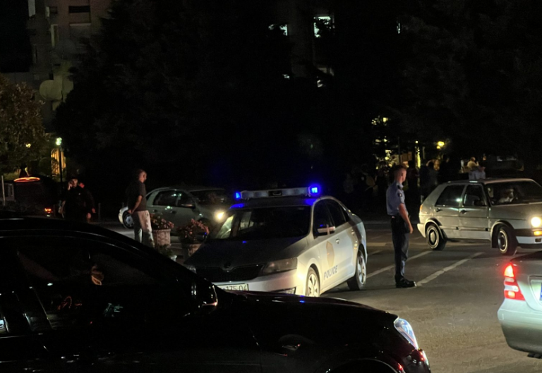 Ngjarje si në filma: Disa persona ndalojnë veturat dhe tentojnë ta grabisin një person në Vushtrri