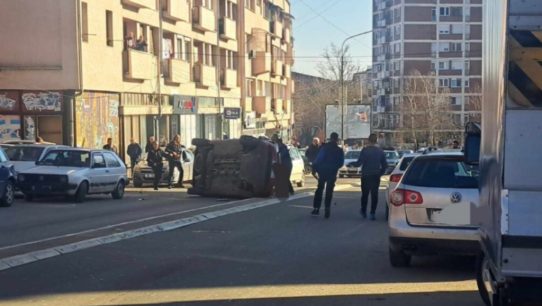 Rrotullohet një veturë në Mitrovicë të veriut, lëndohen tri femra