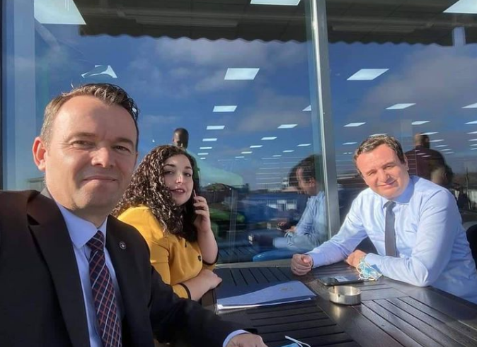 “Nuk i bezdis shpesh”, Faton Peci e zbulon se a ia kthejnë mesazhet Osmani e Kurti