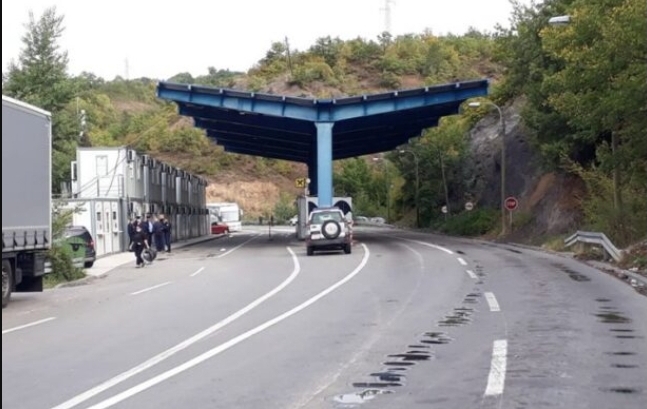 Serbi deshi ta korruptojë policin kosovar në Jarinje, e pëson keq