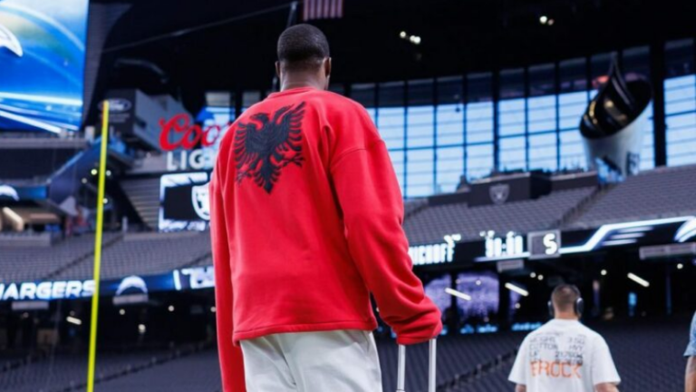 Shqiponja dykrenare po kthehet në trend, pas Drake e vesh një tjetër VIP