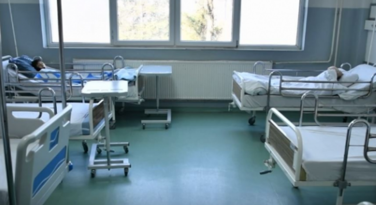 Kurioziteti në Mitrovicë: Operohen dy pacientë me 100 vjet dallim në moshë