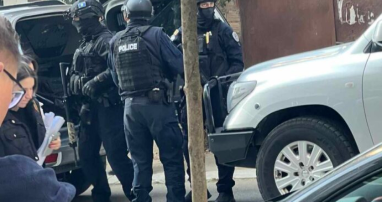 Policia kap në flagrancë një person me armë ilegale në veri, i gjejnë në shtëpi radiolidhje e rreth 100 fishekë