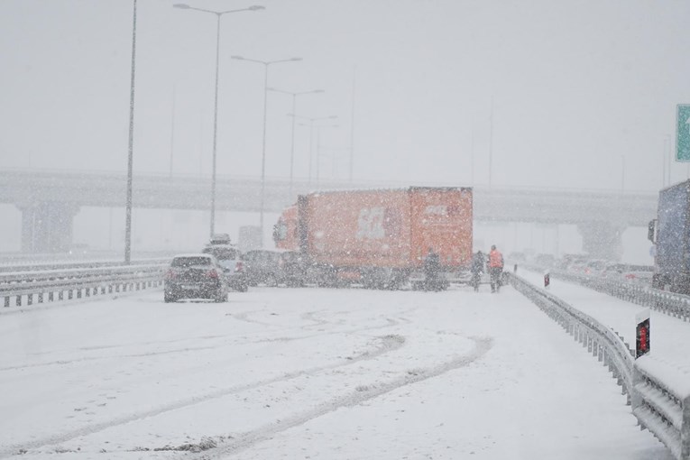 Bora e madhe, kamioni kthehet për 180 gradë – dy aksidente të njëpasnjëshme në autostradën serbe në kufirin me Kroacinë