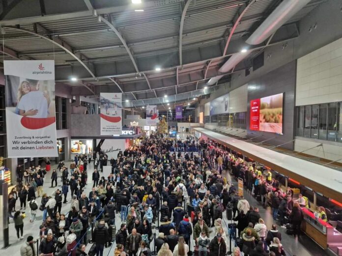 Qytetarët po ikin, Gara: Për tri ditë kaluan 32 mijë udhëtarë përmes Aeroportit