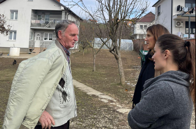 Ganimete Musliu dhe Ariana Shoshi qëndruan sot në Tushilë të Skenderajt, vizitojnë veteranin e arsimit