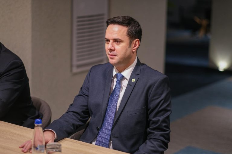 Abdixhiku nguc Kurtin: Na për gazetarë kemi kafe e llokum, e jo nga 100 mijë euro për intervistë
