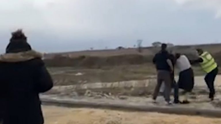 Rrahja në Merdar, policia: Patrulla u sulmua nga tre persona, dy zyrtarë janë lënduar