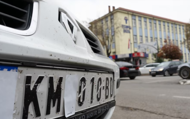 Qeveria miraton vendimin për largimin e stikerave për veturat me targa të Serbisë