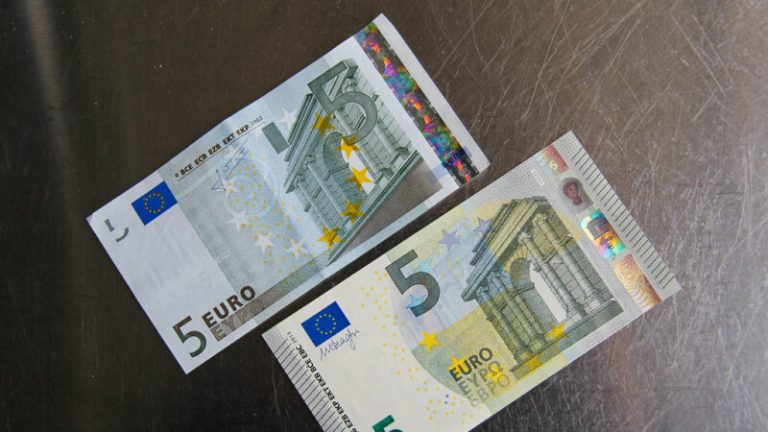 Bëni kujdes, tash edhe 5 euro po qarkullojnë false: Policia gjen 2 prej tyre në Fushë Kosovë