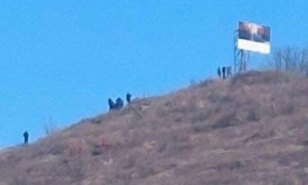 Policia e Kosovës largon një billbord me flamur të Serbisë në një kodër të Zveçanit