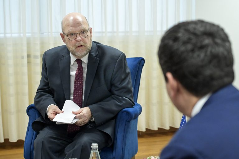 Hovenier paralajmëron pasoja në partneritetin SHBA-Kosovë shkaku i çështjes së dinarit