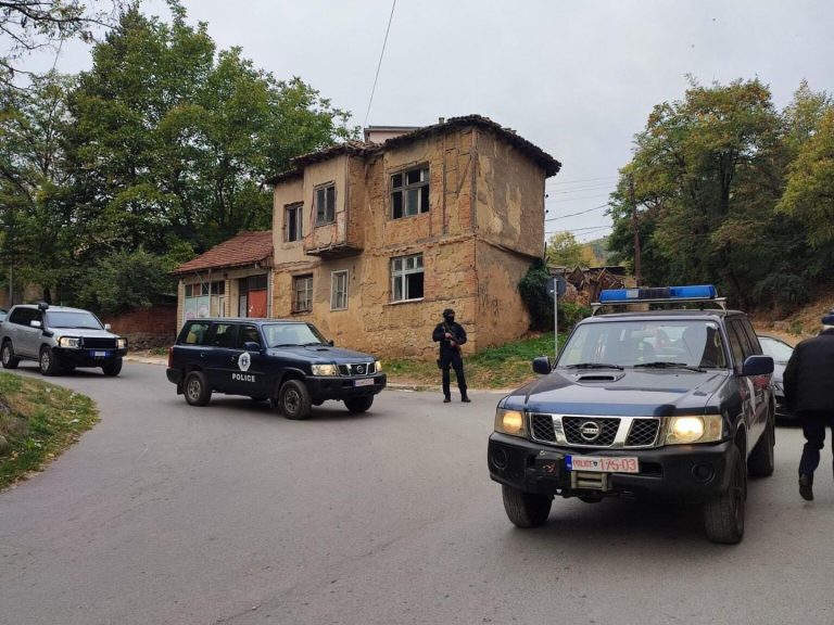 Kontrollohet një shtëpi në Zveçan, sekuestrohet alkool e cigare kontrabandë