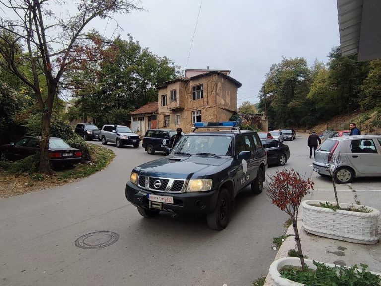 Iu gjetën kallash AK-47, 30 fishekë dhe një pushkë, arrestohet një person në Leposaviq